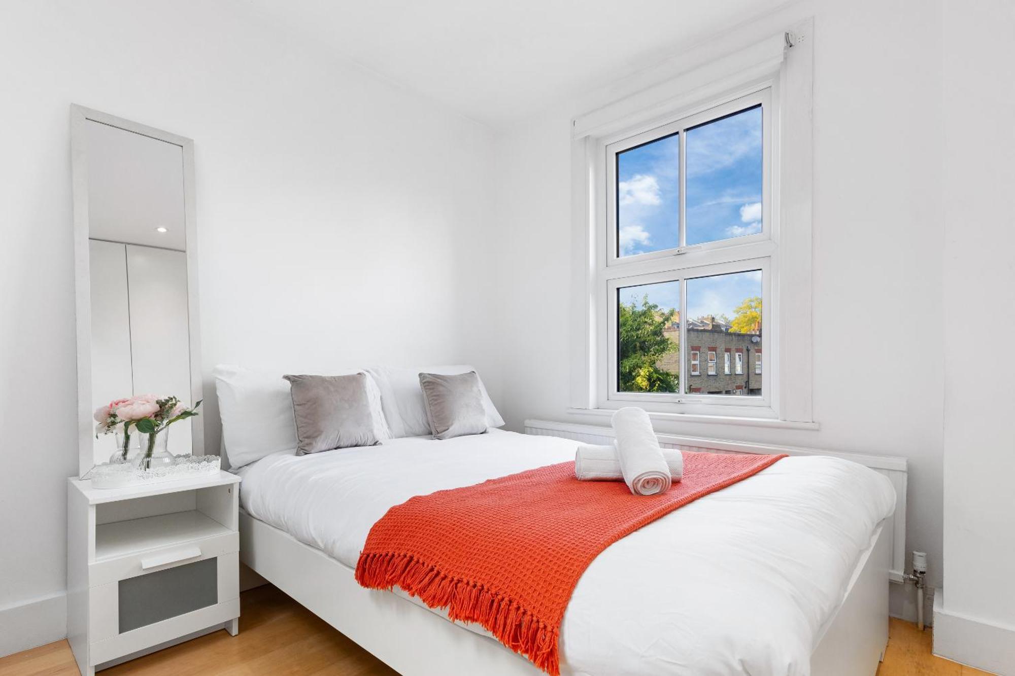 Luxury 4-Bedroom Modern Flat In Central London Steps From Station, Sleeps 9 In Style! Экстерьер фото
