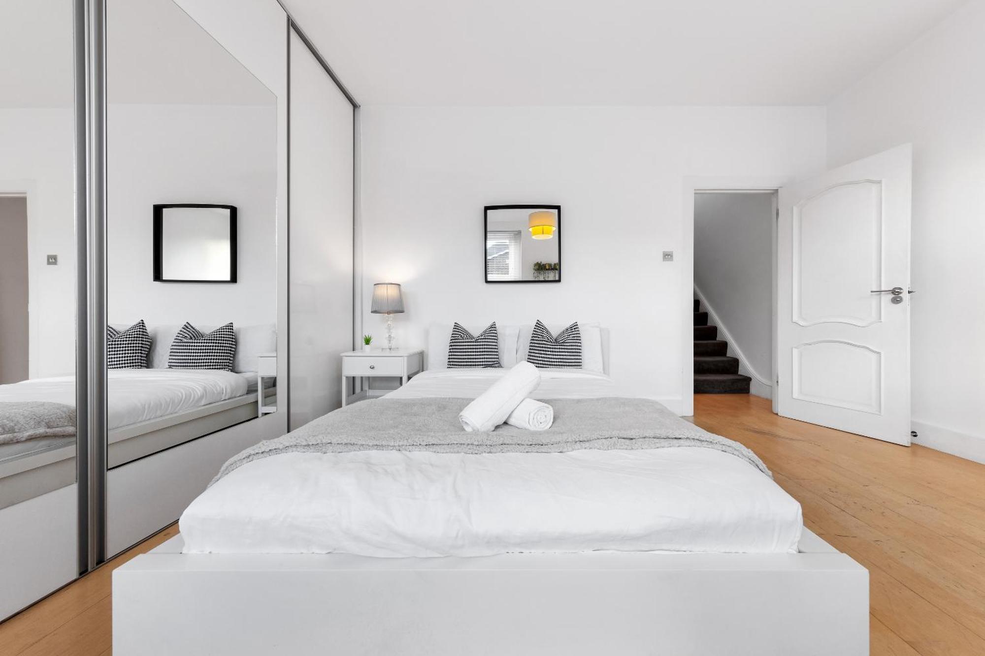 Luxury 4-Bedroom Modern Flat In Central London Steps From Station, Sleeps 9 In Style! Экстерьер фото