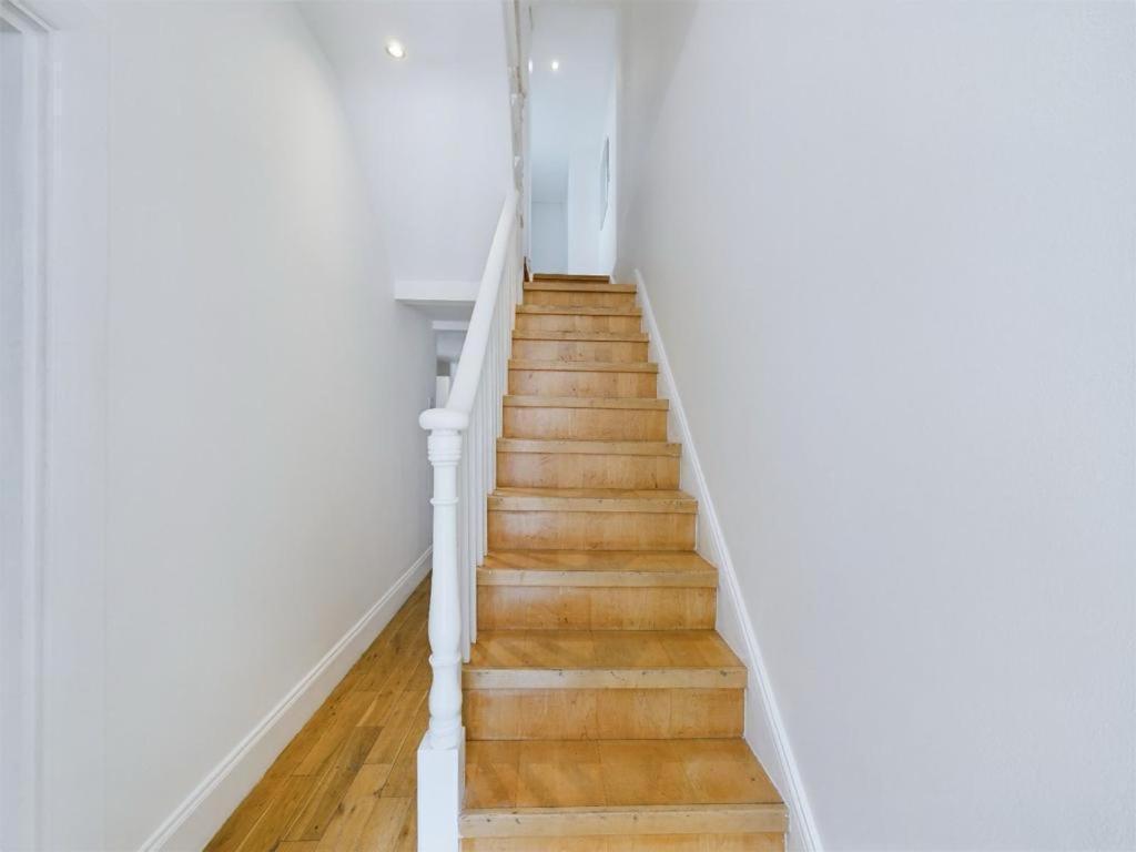 Luxury 4-Bedroom Modern Flat In Central London Steps From Station, Sleeps 9 In Style! Номер фото