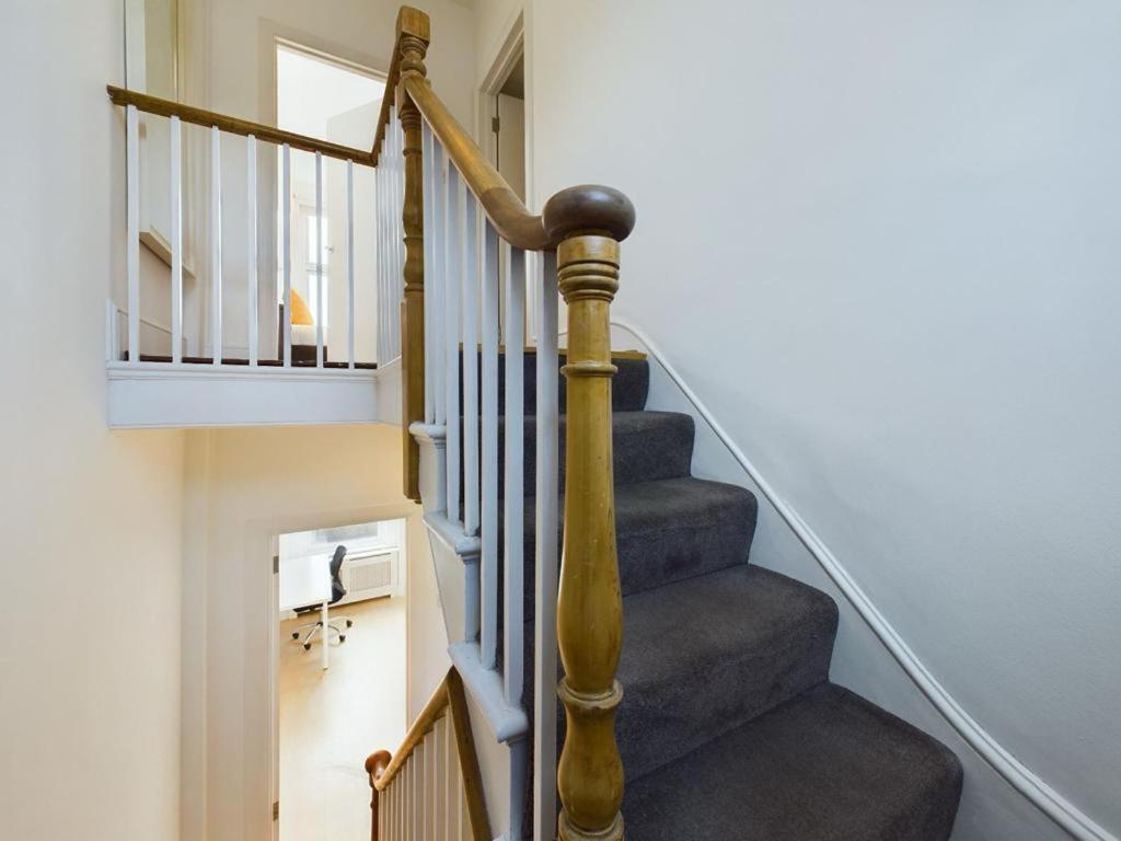 Luxury 4-Bedroom Modern Flat In Central London Steps From Station, Sleeps 9 In Style! Номер фото