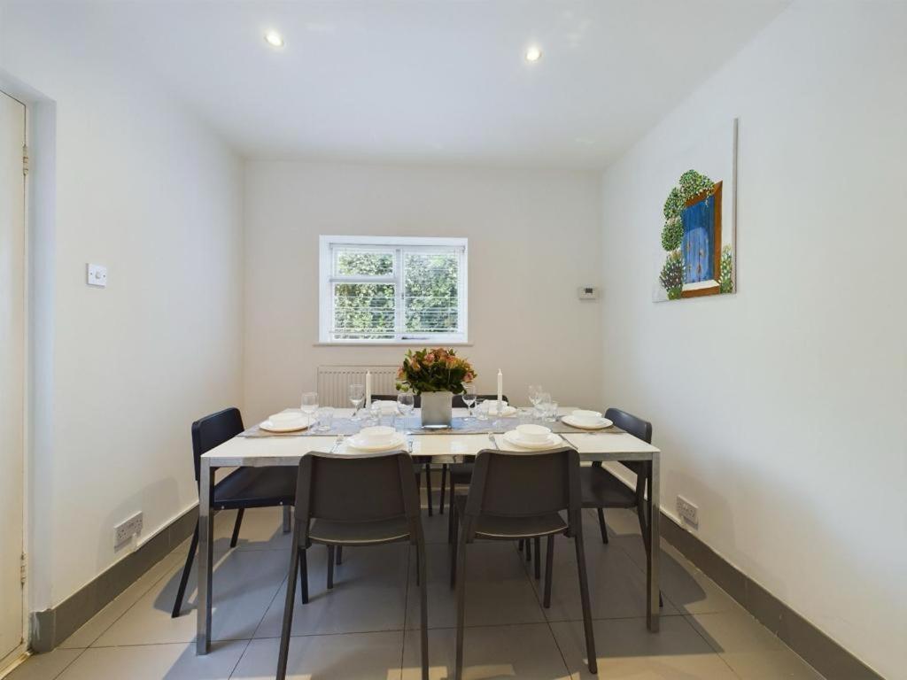 Luxury 4-Bedroom Modern Flat In Central London Steps From Station, Sleeps 9 In Style! Номер фото