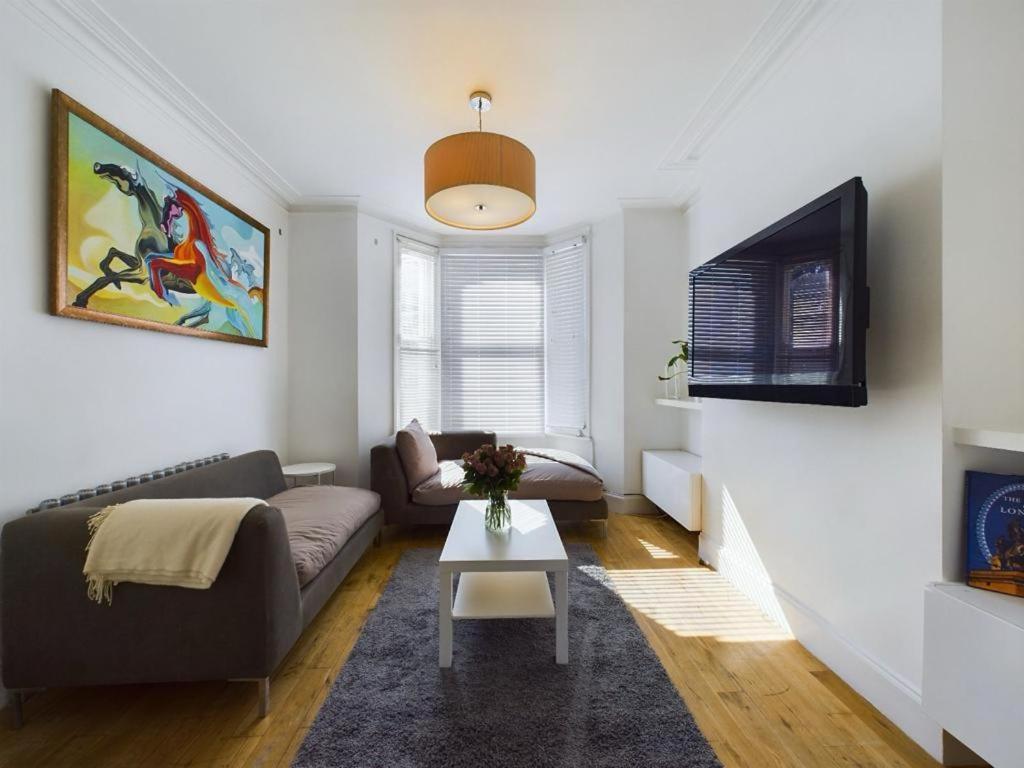 Luxury 4-Bedroom Modern Flat In Central London Steps From Station, Sleeps 9 In Style! Номер фото