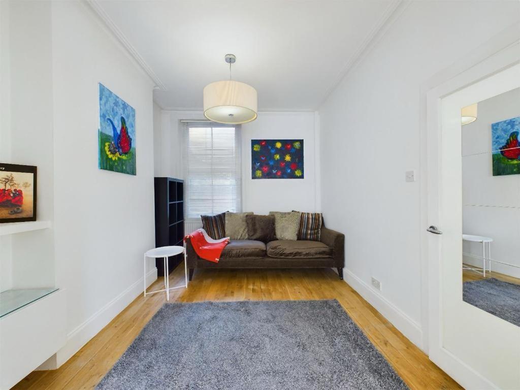 Luxury 4-Bedroom Modern Flat In Central London Steps From Station, Sleeps 9 In Style! Номер фото