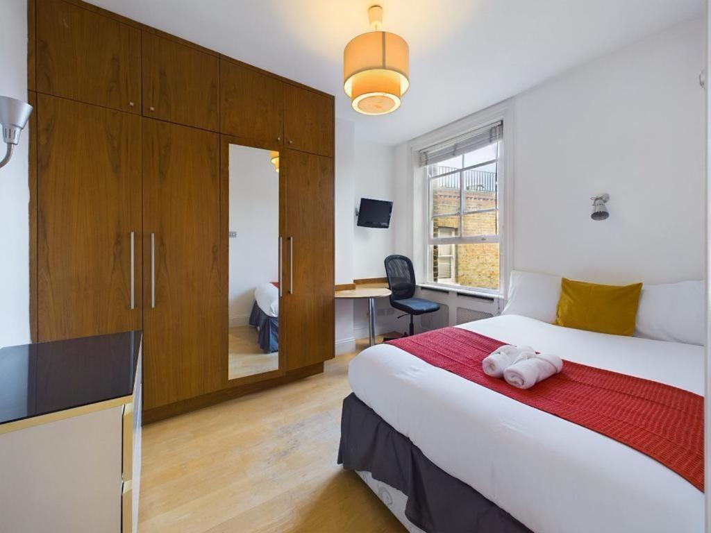 Luxury 4-Bedroom Modern Flat In Central London Steps From Station, Sleeps 9 In Style! Номер фото