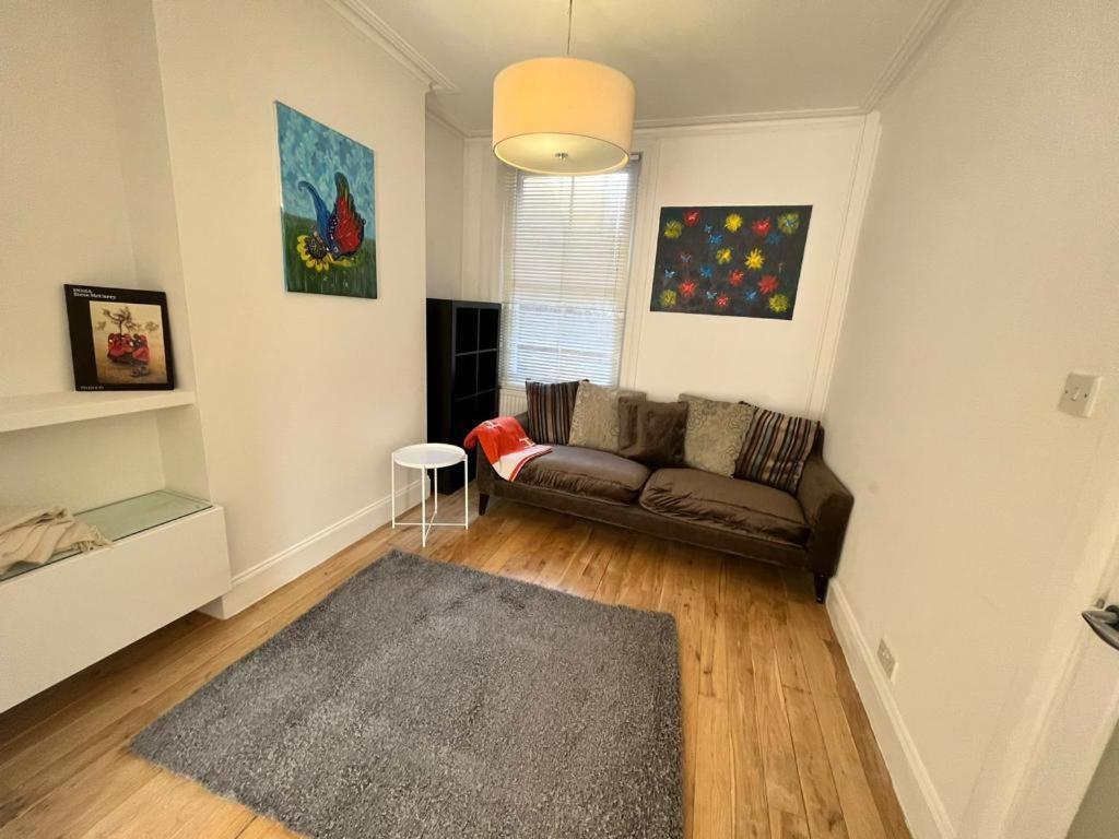Luxury 4-Bedroom Modern Flat In Central London Steps From Station, Sleeps 9 In Style! Номер фото