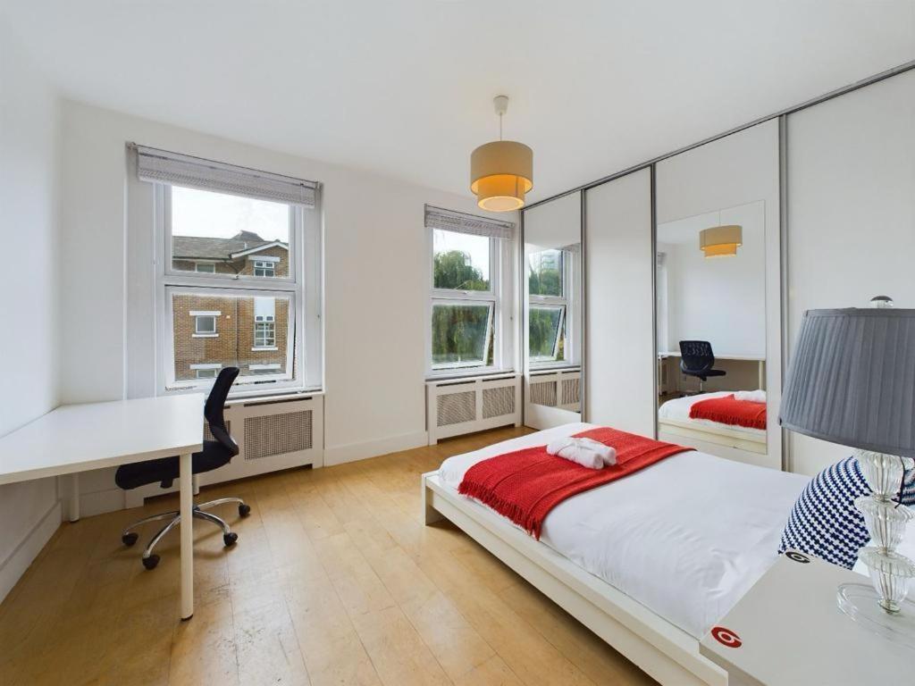 Luxury 4-Bedroom Modern Flat In Central London Steps From Station, Sleeps 9 In Style! Номер фото