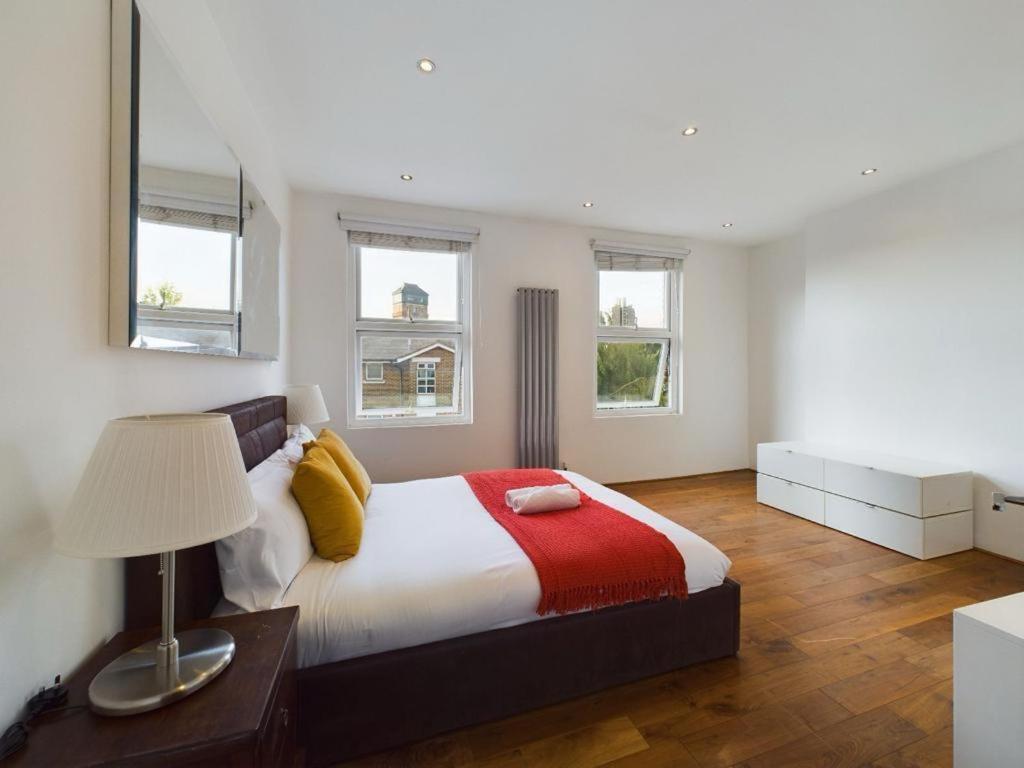 Luxury 4-Bedroom Modern Flat In Central London Steps From Station, Sleeps 9 In Style! Номер фото