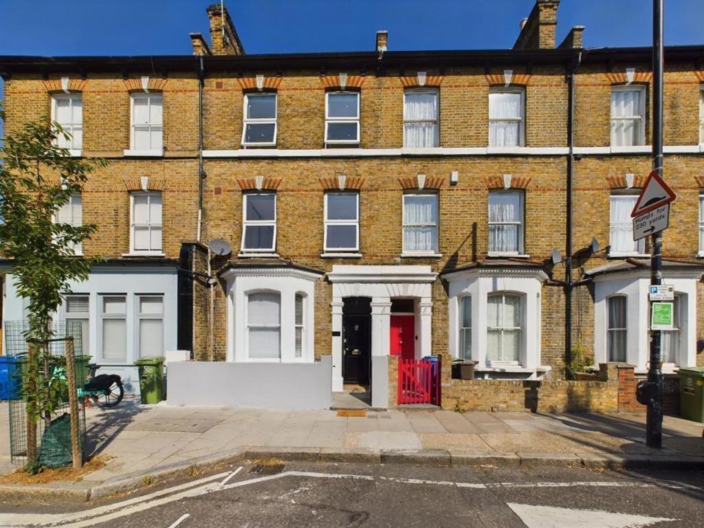 Luxury 4-Bedroom Modern Flat In Central London Steps From Station, Sleeps 9 In Style! Номер фото