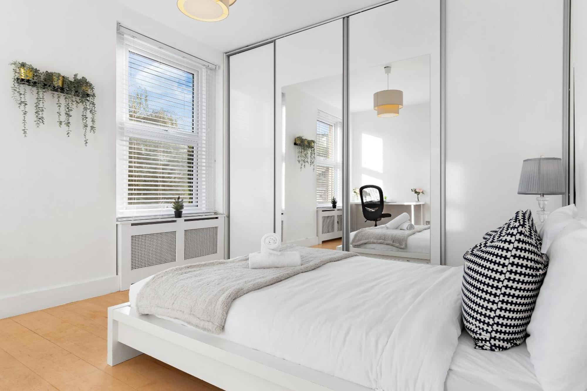 Luxury 4-Bedroom Modern Flat In Central London Steps From Station, Sleeps 9 In Style! Экстерьер фото