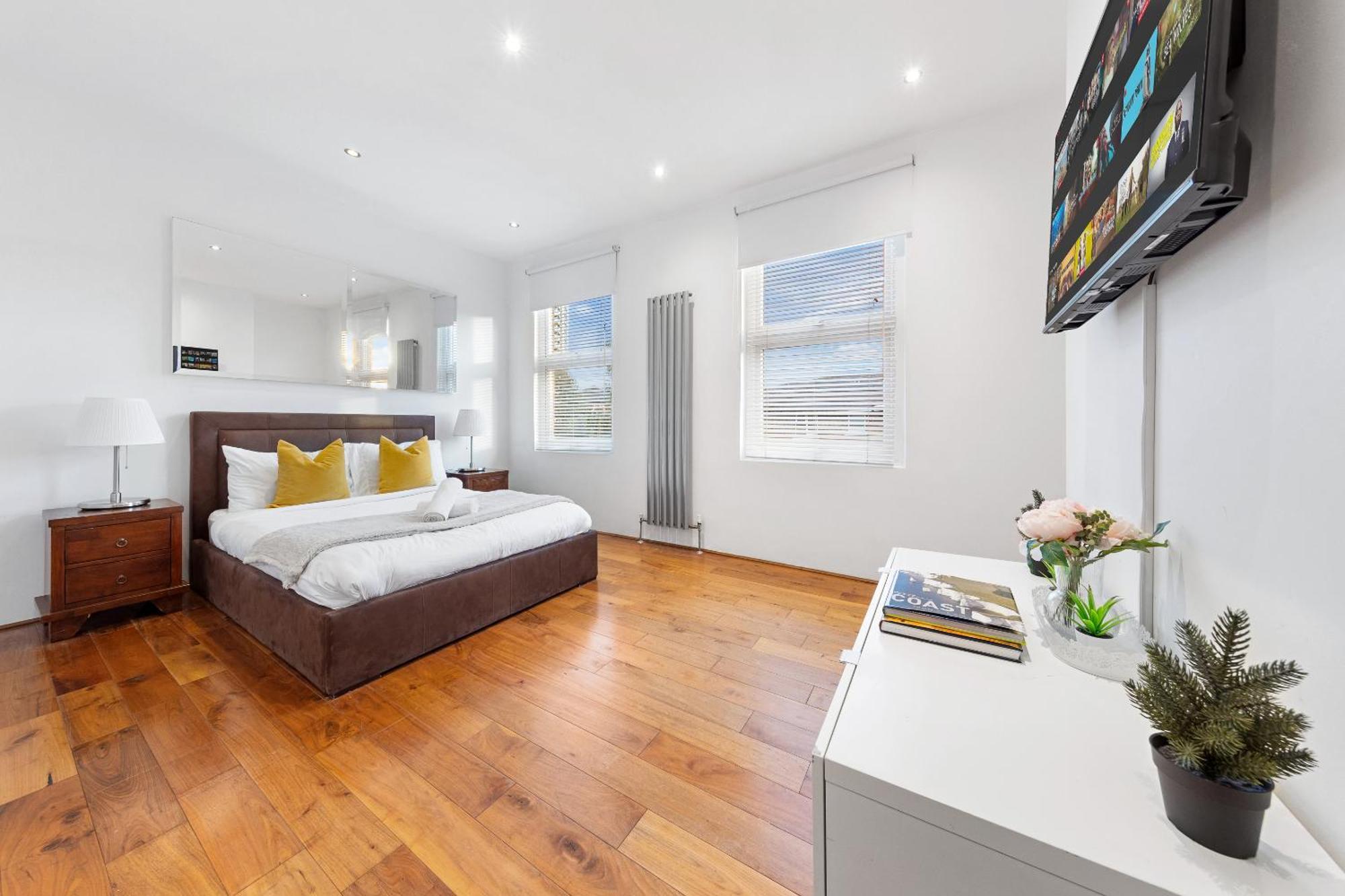 Luxury 4-Bedroom Modern Flat In Central London Steps From Station, Sleeps 9 In Style! Экстерьер фото