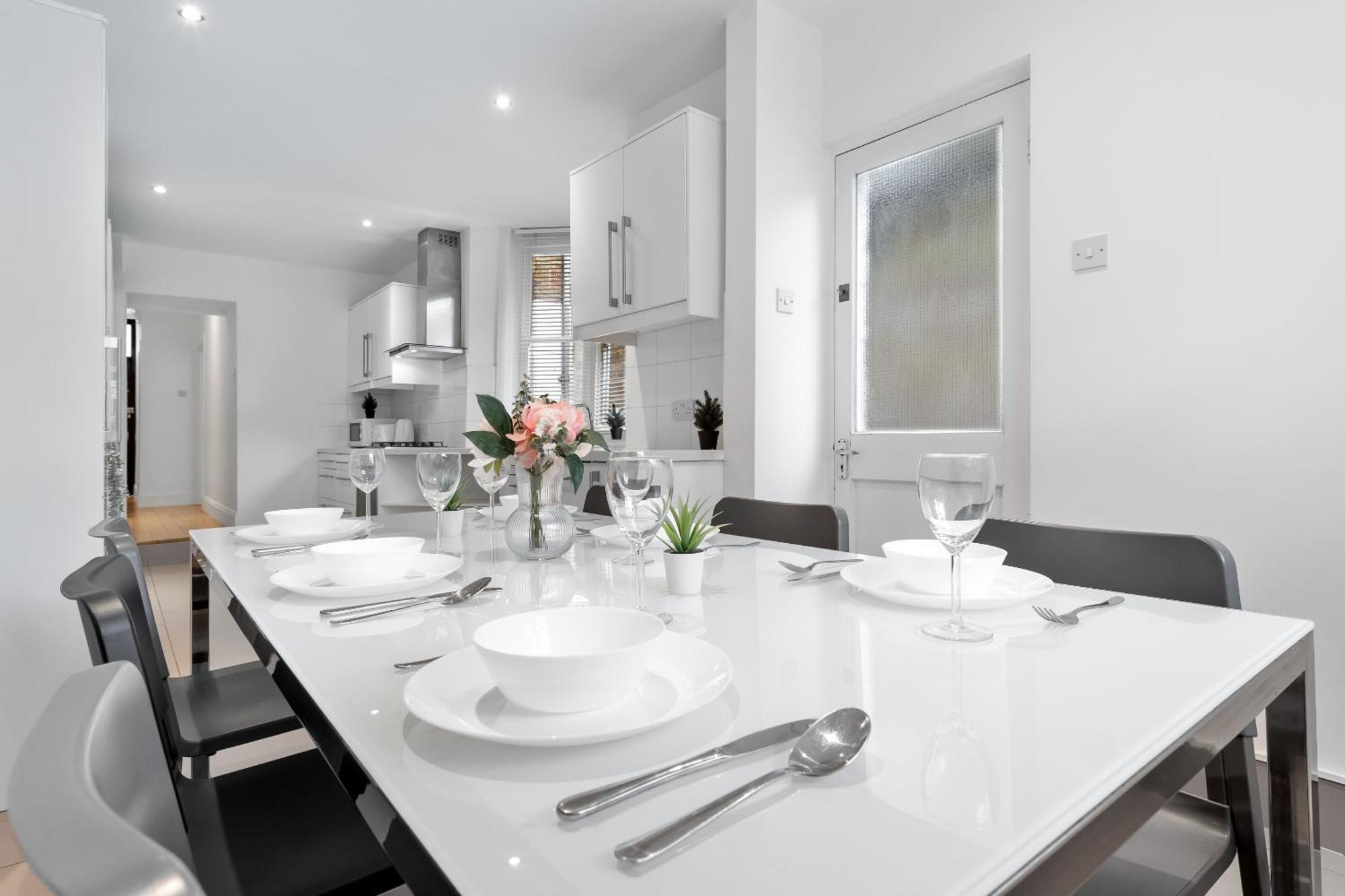 Luxury 4-Bedroom Modern Flat In Central London Steps From Station, Sleeps 9 In Style! Экстерьер фото